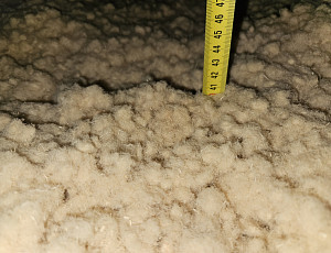 Zateplení stropu novostavby bungalovu pomocí dřevovláknité foukané izolace